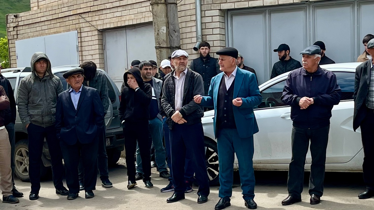 Представители совет старейшин района провели беседу о срочной службе.